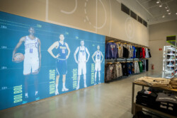 A paixão pelo basquete ganhou um novo endereço em Curitiba com a inauguração da NBA Store Arena no Jockey Plaza Shopping. A maior loja conceito da NBA no Sul do Brasil abriu suas portas na última quinta-feira, dia 3 de outubro, proporcionando aos fãs uma experiência única e completa no universo da liga norte-americana.