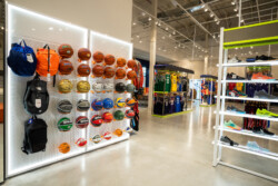 A paixão pelo basquete ganhou um novo endereço em Curitiba com a inauguração da NBA Store Arena no Jockey Plaza Shopping. A maior loja conceito da NBA no Sul do Brasil abriu suas portas na última quinta-feira, dia 3 de outubro, proporcionando aos fãs uma experiência única e completa no universo da liga norte-americana.