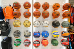 A paixão pelo basquete ganhou um novo endereço em Curitiba com a inauguração da NBA Store Arena no Jockey Plaza Shopping. A maior loja conceito da NBA no Sul do Brasil abriu suas portas na última quinta-feira, dia 3 de outubro, proporcionando aos fãs uma experiência única e completa no universo da liga norte-americana.