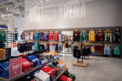 A paixão pelo basquete ganhou um novo endereço em Curitiba com a inauguração da NBA Store Arena no Jockey Plaza Shopping. A maior loja conceito da NBA no Sul do Brasil abriu suas portas na última quinta-feira, dia 3 de outubro, proporcionando aos fãs uma experiência única e completa no universo da liga norte-americana.