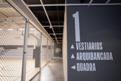 A paixão pelo basquete ganhou um novo endereço em Curitiba com a inauguração da NBA Store Arena no Jockey Plaza Shopping. A maior loja conceito da NBA no Sul do Brasil abriu suas portas na última quinta-feira, dia 3 de outubro, proporcionando aos fãs uma experiência única e completa no universo da liga norte-americana.