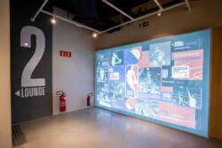 A paixão pelo basquete ganhou um novo endereço em Curitiba com a inauguração da NBA Store Arena no Jockey Plaza Shopping. A maior loja conceito da NBA no Sul do Brasil abriu suas portas na última quinta-feira, dia 3 de outubro, proporcionando aos fãs uma experiência única e completa no universo da liga norte-americana.