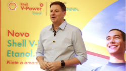 A R8 Live, agência especializada em eventos, esteve à frente da comunicação e execução do lançamento do novo Shell V-Power Etanol, uma parceria inédita entre a Shell e a marca Senna Brands. O evento, que percorreu seis cidades brasileiras, contou com uma estratégia de comunicação completa e alinhada à identidade da Shell, com o objetivo de criar um ambiente de confiança e pertencimento para o público.