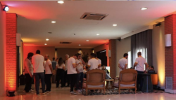 A R8 Live, agência especializada em eventos, esteve à frente da comunicação e execução do lançamento do novo Shell V-Power Etanol, uma parceria inédita entre a Shell e a marca Senna Brands. O evento, que percorreu seis cidades brasileiras, contou com uma estratégia de comunicação completa e alinhada à identidade da Shell, com o objetivo de criar um ambiente de confiança e pertencimento para o público.