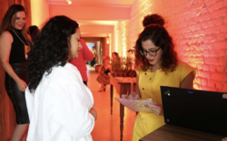 A R8 Live, agência especializada em eventos, esteve à frente da comunicação e execução do lançamento do novo Shell V-Power Etanol, uma parceria inédita entre a Shell e a marca Senna Brands. O evento, que percorreu seis cidades brasileiras, contou com uma estratégia de comunicação completa e alinhada à identidade da Shell, com o objetivo de criar um ambiente de confiança e pertencimento para o público.