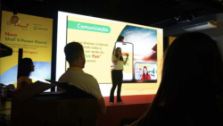 A R8 Live, agência especializada em eventos, esteve à frente da comunicação e execução do lançamento do novo Shell V-Power Etanol, uma parceria inédita entre a Shell e a marca Senna Brands. O evento, que percorreu seis cidades brasileiras, contou com uma estratégia de comunicação completa e alinhada à identidade da Shell, com o objetivo de criar um ambiente de confiança e pertencimento para o público.