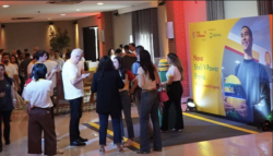 A R8 Live, agência especializada em eventos, esteve à frente da comunicação e execução do lançamento do novo Shell V-Power Etanol, uma parceria inédita entre a Shell e a marca Senna Brands. O evento, que percorreu seis cidades brasileiras, contou com uma estratégia de comunicação completa e alinhada à identidade da Shell, com o objetivo de criar um ambiente de confiança e pertencimento para o público.
