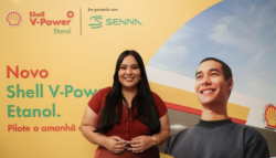 A R8 Live, agência especializada em eventos, esteve à frente da comunicação e execução do lançamento do novo Shell V-Power Etanol, uma parceria inédita entre a Shell e a marca Senna Brands. O evento, que percorreu seis cidades brasileiras, contou com uma estratégia de comunicação completa e alinhada à identidade da Shell, com o objetivo de criar um ambiente de confiança e pertencimento para o público.