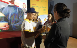 A R8 Live, agência especializada em eventos, esteve à frente da comunicação e execução do lançamento do novo Shell V-Power Etanol, uma parceria inédita entre a Shell e a marca Senna Brands. O evento, que percorreu seis cidades brasileiras, contou com uma estratégia de comunicação completa e alinhada à identidade da Shell, com o objetivo de criar um ambiente de confiança e pertencimento para o público.