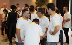 A R8 Live, agência especializada em eventos, esteve à frente da comunicação e execução do lançamento do novo Shell V-Power Etanol, uma parceria inédita entre a Shell e a marca Senna Brands. O evento, que percorreu seis cidades brasileiras, contou com uma estratégia de comunicação completa e alinhada à identidade da Shell, com o objetivo de criar um ambiente de confiança e pertencimento para o público.