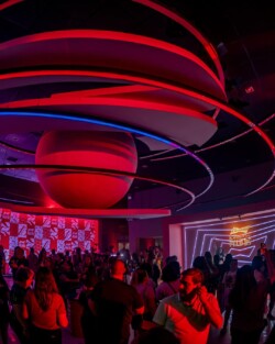 A Budweiser, em um evento que uniu música, solidariedade e experiências únicas, promoveu em São Paulo o primeiro show de Bruno Mars no Brasil. O espetáculo, realizado no Tokio Marine Hall, em 1º de outubro, proporcionou aos fãs uma noite inesquecível e ainda contribuiu para uma causa nobre.