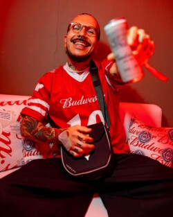 A Budweiser, em um evento que uniu música, solidariedade e experiências únicas, promoveu em São Paulo o primeiro show de Bruno Mars no Brasil. O espetáculo, realizado no Tokio Marine Hall, em 1º de outubro, proporcionou aos fãs uma noite inesquecível e ainda contribuiu para uma causa nobre.