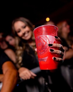 A Budweiser, em um evento que uniu música, solidariedade e experiências únicas, promoveu em São Paulo o primeiro show de Bruno Mars no Brasil. O espetáculo, realizado no Tokio Marine Hall, em 1º de outubro, proporcionou aos fãs uma noite inesquecível e ainda contribuiu para uma causa nobre.