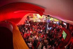 O YouTube Brandcast 2024, realizado no icônico Auditório Ibirapuera, em São Paulo, no dia 9 de outubro, consolidou-se como um dos maiores eventos do ano, celebrando a rica e diversa cultura brasileira. A edição deste ano apresentou um espetáculo audiovisual que transportou o público para dentro do universo do YouTube, com performances marcantes e a participação de grandes nomes do entretenimento nacional.