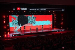 O YouTube Brandcast 2024, realizado no icônico Auditório Ibirapuera, em São Paulo, no dia 9 de outubro, consolidou-se como um dos maiores eventos do ano, celebrando a rica e diversa cultura brasileira. A edição deste ano apresentou um espetáculo audiovisual que transportou o público para dentro do universo do YouTube, com performances marcantes e a participação de grandes nomes do entretenimento nacional.
