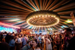 A Agência Guru, responsável pela concepção e execução da 39ª Oktoberfest Blumenau, celebra o sucesso da maior festa alemã das Américas. O evento, que ocorreu entre os dias 9 e 27 de outubro, reuniu cerca de 600 mil pessoas em 19 dias de muita festa, tradição e celebração da cultura cervejeira.