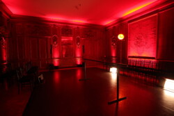 A Red Door Agency, responsável pelo sucesso da Heineken Village – Senna Edition, realizou um novo evento de alto calibre para dar início às celebrações de fim de ano. Desta vez, a mansão de Chiquinho Scarpa foi o cenário escolhido para um cocktail party da Ferragamo, inspirado na icônica linha de sapatilhas Ballerina.
