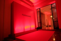 A Red Door Agency, responsável pelo sucesso da Heineken Village – Senna Edition, realizou um novo evento de alto calibre para dar início às celebrações de fim de ano. Desta vez, a mansão de Chiquinho Scarpa foi o cenário escolhido para um cocktail party da Ferragamo, inspirado na icônica linha de sapatilhas Ballerina.