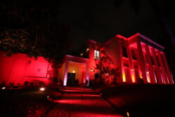 A Red Door Agency, responsável pelo sucesso da Heineken Village – Senna Edition, realizou um novo evento de alto calibre para dar início às celebrações de fim de ano. Desta vez, a mansão de Chiquinho Scarpa foi o cenário escolhido para um cocktail party da Ferragamo, inspirado na icônica linha de sapatilhas Ballerina.