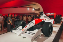 A magia de Ayrton Senna tomou conta do Auditório Ibirapuera, em São Paulo, na noite de 26 de novembro. A Netflix realizou a aguardada première da minissérie "Senna", que reuniu um time de estrelas, fãs e personalidades do esporte para celebrar a vida e a carreira do tricampeão mundial de Fórmula 1.