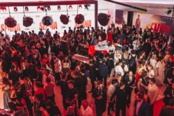 A magia de Ayrton Senna tomou conta do Auditório Ibirapuera, em São Paulo, na noite de 26 de novembro. A Netflix realizou a aguardada première da minissérie "Senna", que reuniu um time de estrelas, fãs e personalidades do esporte para celebrar a vida e a carreira do tricampeão mundial de Fórmula 1.