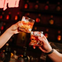 As agências irmãs Villas11 Trade e Fishfire, que fazem parte do grupo UMAUMA, promoveram um evento exclusivo na histórica Casa das Caldeiras, em São Paulo, para apresentar o novo posicionamento da icônica marca Old Parr. A noite reuniu um seleto grupo de jornalistas, influenciadores digitais e convidados especiais, que tiveram a oportunidade de vivenciar em primeira mão as novidades da marca.