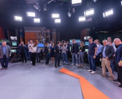 A Globo SP e a Hype marcaram um novo capítulo ao promover um evento exclusivo para a Volkswagen do Brasil. O G70, realizado nas instalações da emissora, proporcionou uma imersão em inovação e estratégia para os líderes da montadora. A troca de experiências, ideias e conteúdos mostrou como grandes empresas estão buscando novas formas de se conectar com o público e enfrentar os desafios do futuro.