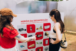 O dia 30 de novembro foi marcado pela estreia do Festivalzinho, um evento que reuniu famílias em São Paulo para um dia de muita diversão. Entre as diversas marcas presentes, a Lysoform se destacou com uma ativação inovadora que combinou entretenimento e educação, fortalecendo a conexão com seus consumidores. A tirolesa, uma das principais atrações do festival, foi transformada em um espaço interativo da Lysoform, oferecendo aos participantes uma experiência única e divertida. A Sponsorize, plataforma especializada em mensuração de resultados de marcas em eventos, foi a responsável por avaliar o impacto da ativação da marca.