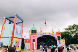 O dia 30 de novembro foi marcado pela estreia do Festivalzinho, um evento que reuniu famílias em São Paulo para um dia de muita diversão. Entre as diversas marcas presentes, a Lysoform se destacou com uma ativação inovadora que combinou entretenimento e educação, fortalecendo a conexão com seus consumidores. A tirolesa, uma das principais atrações do festival, foi transformada em um espaço interativo da Lysoform, oferecendo aos participantes uma experiência única e divertida. A Sponsorize, plataforma especializada em mensuração de resultados de marcas em eventos, foi a responsável por avaliar o impacto da ativação da marca.