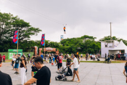 O dia 30 de novembro foi marcado pela estreia do Festivalzinho, um evento que reuniu famílias em São Paulo para um dia de muita diversão. Entre as diversas marcas presentes, a Lysoform se destacou com uma ativação inovadora que combinou entretenimento e educação, fortalecendo a conexão com seus consumidores. A tirolesa, uma das principais atrações do festival, foi transformada em um espaço interativo da Lysoform, oferecendo aos participantes uma experiência única e divertida. A Sponsorize, plataforma especializada em mensuração de resultados de marcas em eventos, foi a responsável por avaliar o impacto da ativação da marca.