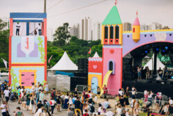 O dia 30 de novembro foi marcado pela estreia do Festivalzinho, um evento que reuniu famílias em São Paulo para um dia de muita diversão. Entre as diversas marcas presentes, a Lysoform se destacou com uma ativação inovadora que combinou entretenimento e educação, fortalecendo a conexão com seus consumidores. A tirolesa, uma das principais atrações do festival, foi transformada em um espaço interativo da Lysoform, oferecendo aos participantes uma experiência única e divertida. A Sponsorize, plataforma especializada em mensuração de resultados de marcas em eventos, foi a responsável por avaliar o impacto da ativação da marca.